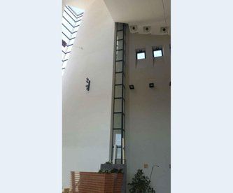 edificio con parete ristrutturata