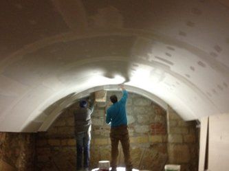 tecnici durante il rifacimento di un soffitto