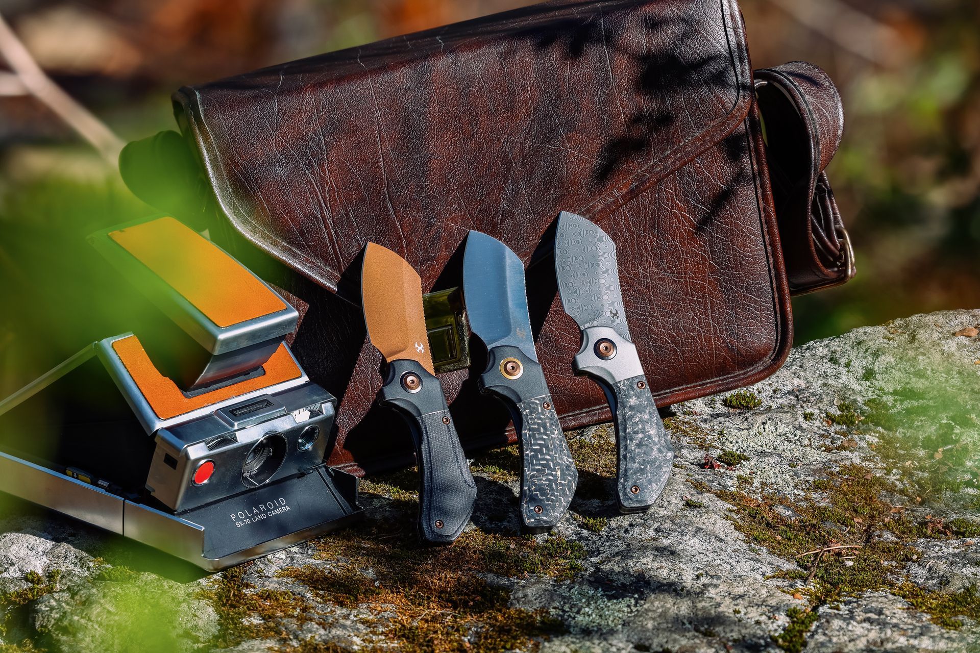 Kizer Comet next to fresh brewed coffee