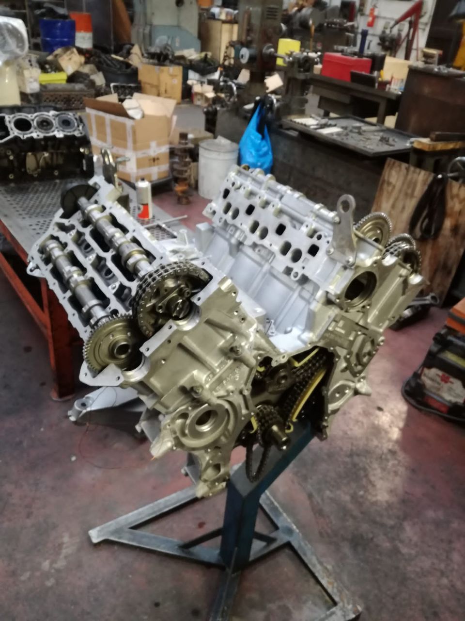 lavorazione su testata auto