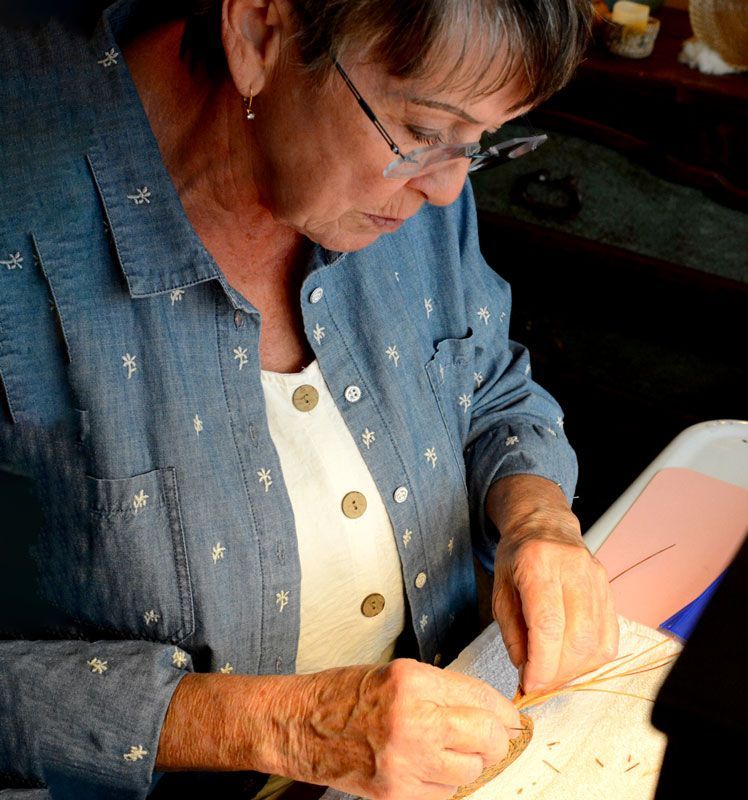 The Art of Decorating Gourds and Weaving Pine Needles