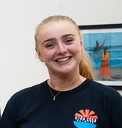 Picture of an Otra Cosa volunteer smiling in a portrait pose.