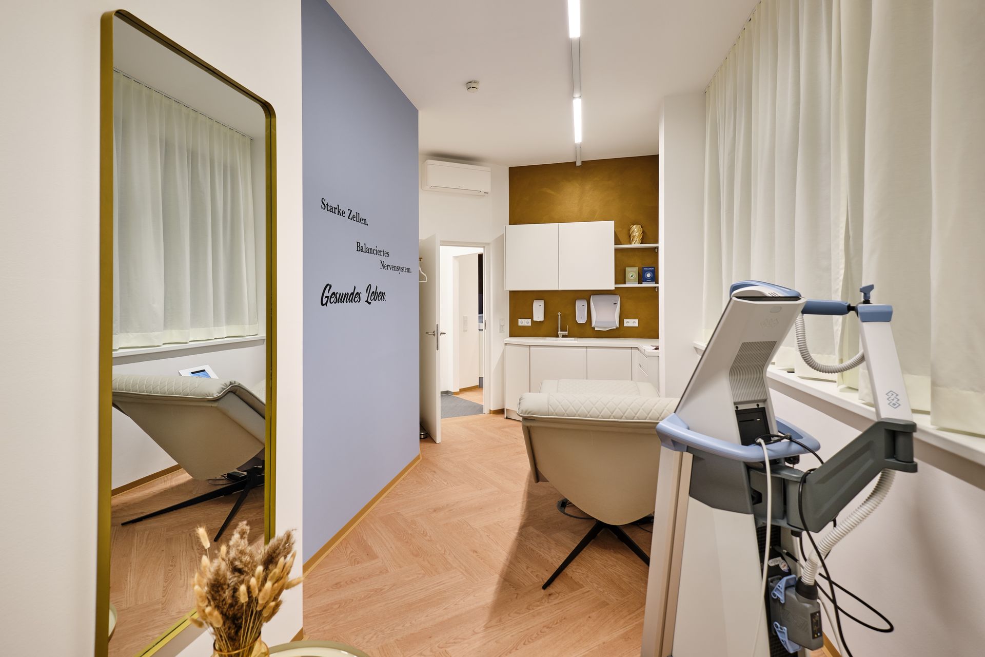 Drei Personen, zwei Frauen und ein Mann, beraten sich in einem hellen Büro Dokumente.