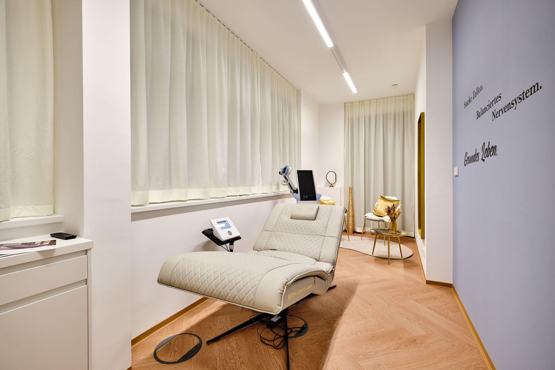 Frau wird mit einem medizinischen Gerät mit EXOMIND behandelt, die Augen geschlossen, liegend