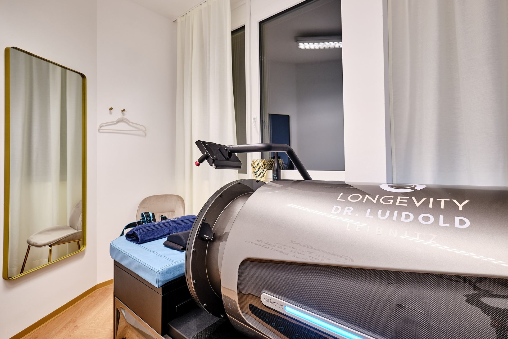 Frau liegt in einer dunkelgrauen und silbernen zylindrischen Überdruckkammer bei Flow-System Behandlung