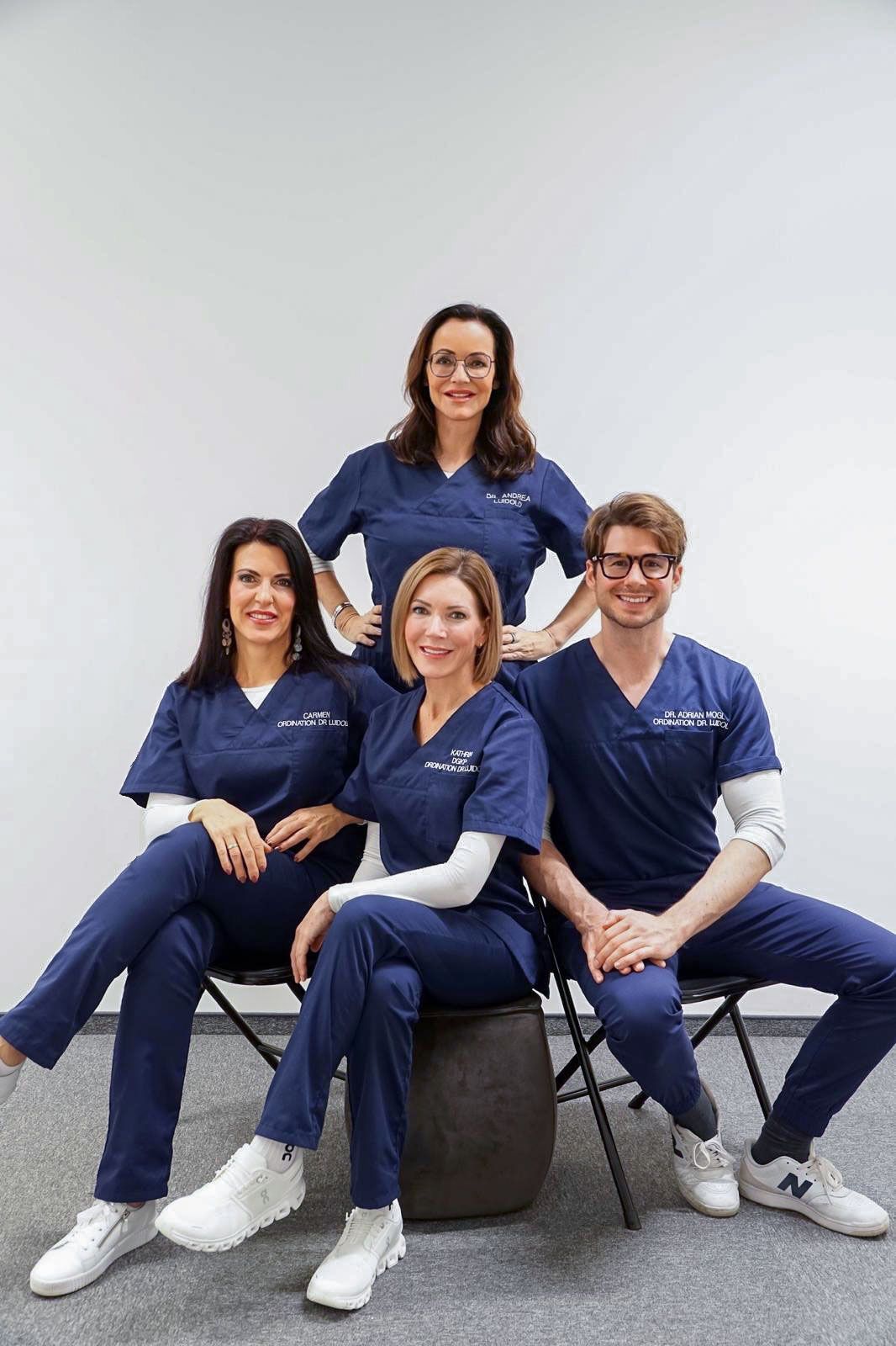 Ärztin passt Infusionsbeutel in heller medizinischer Umgebung an. Sie trägt Handschuhe und lächelt.