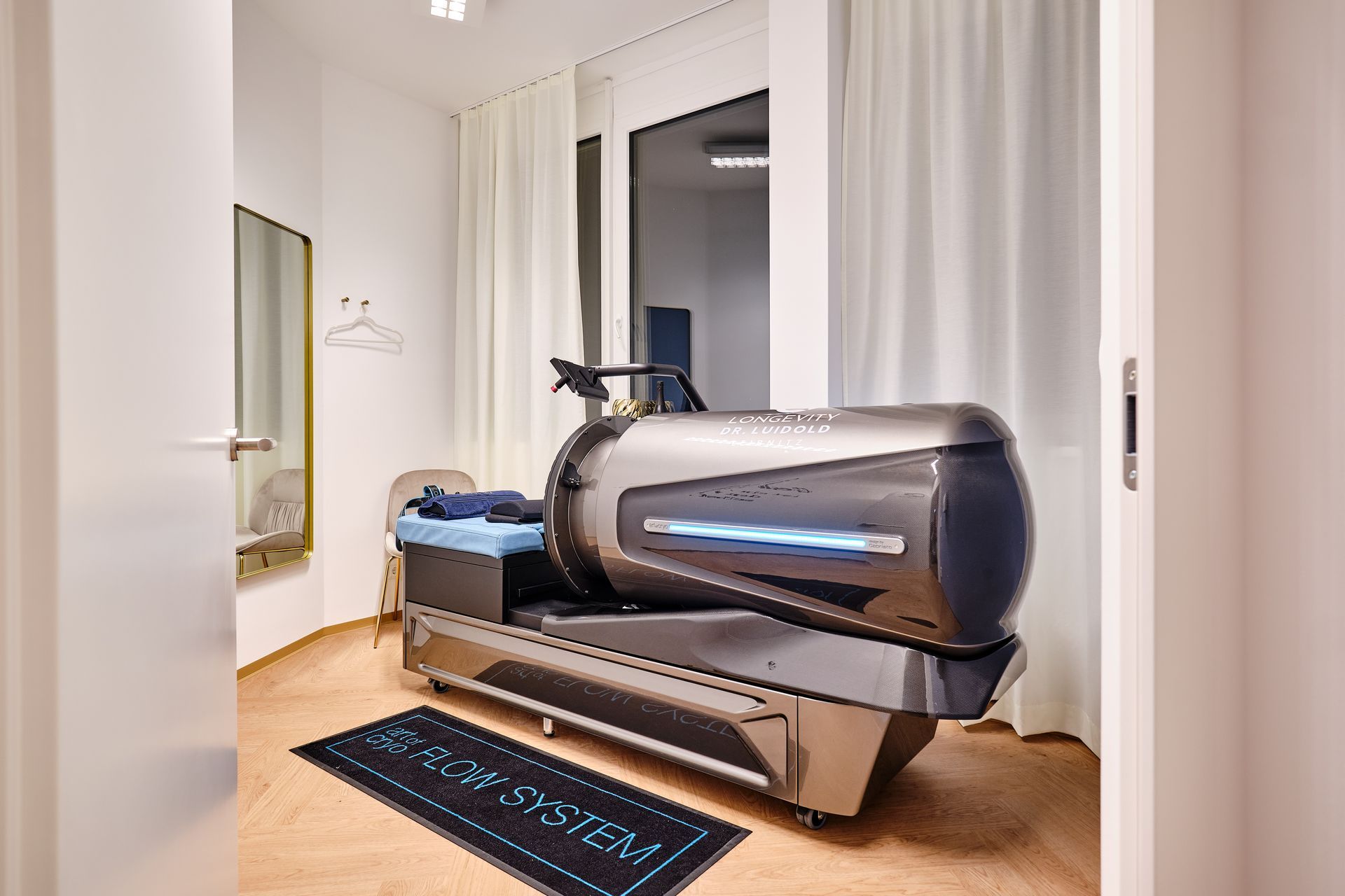 Menschlicher Körper mit rotem Herzen und hervorgehobenen Blutgefäßen.