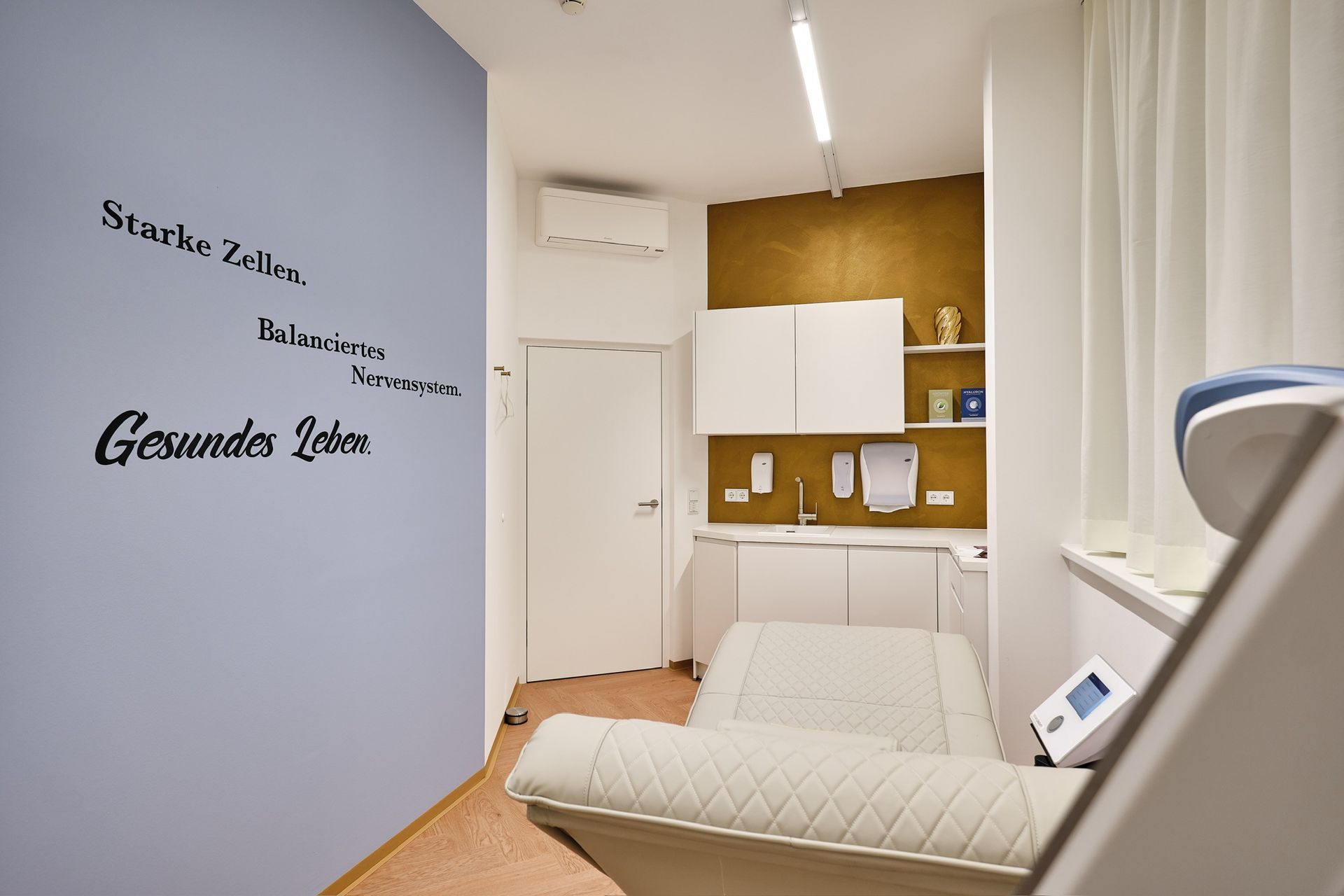 Person erhält eine EXOMIND Behandlung. Blaues Gerät über dem Kopf, Person liegend