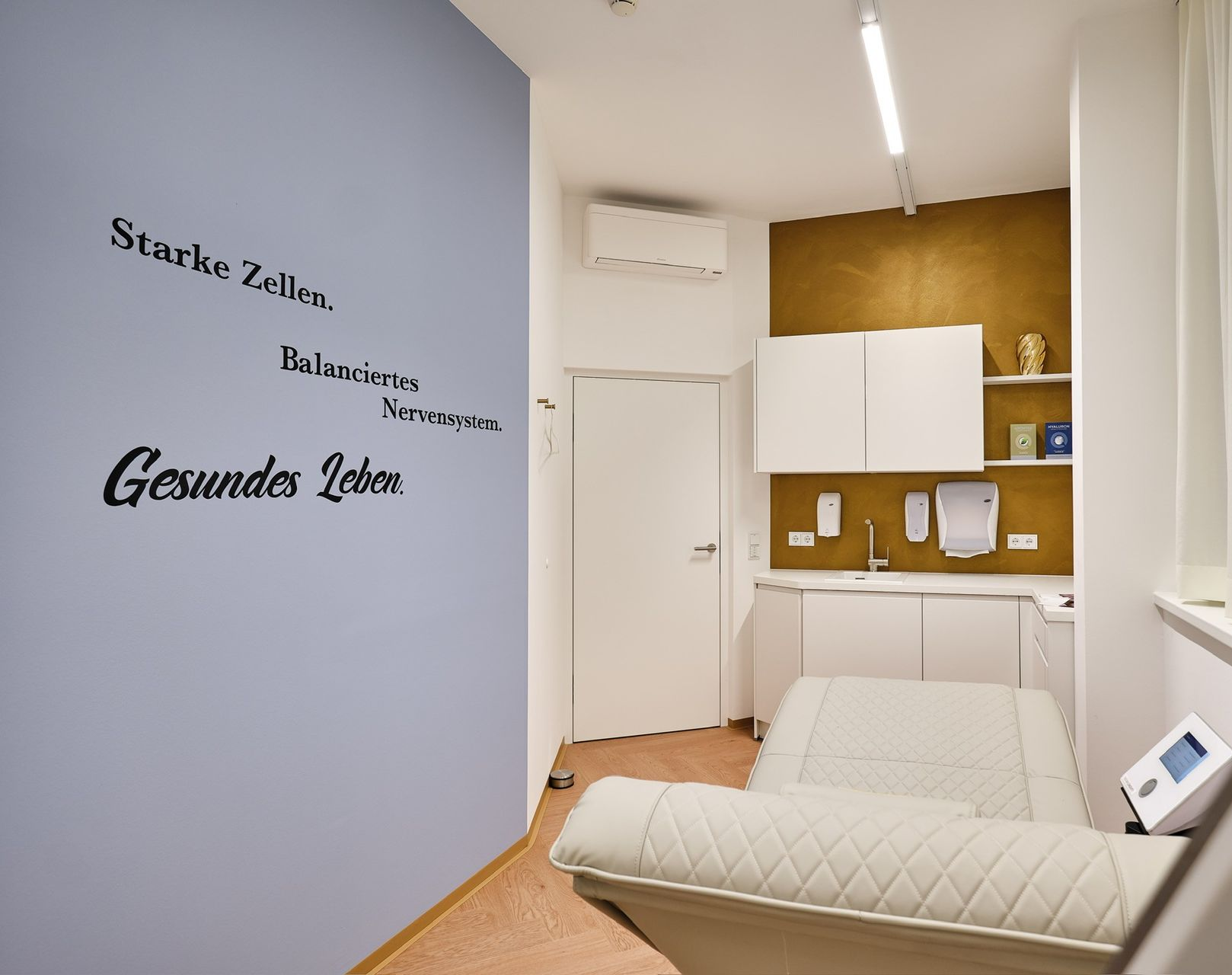 Person erhält eine EXOMIND Behandlung. Blaues Gerät über dem Kopf, Person liegend