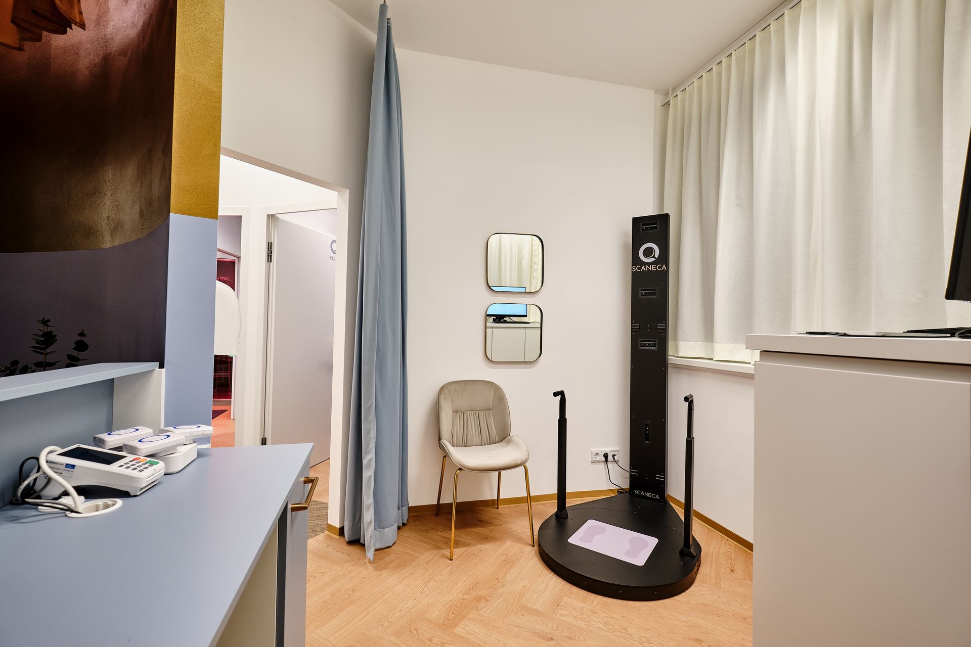 Anatomisches Diagramm des menschlichen Rumpfes mit Darstellung der inneren Organe: Herz, Lunge, Magen und Darm, in Blau und Rot.