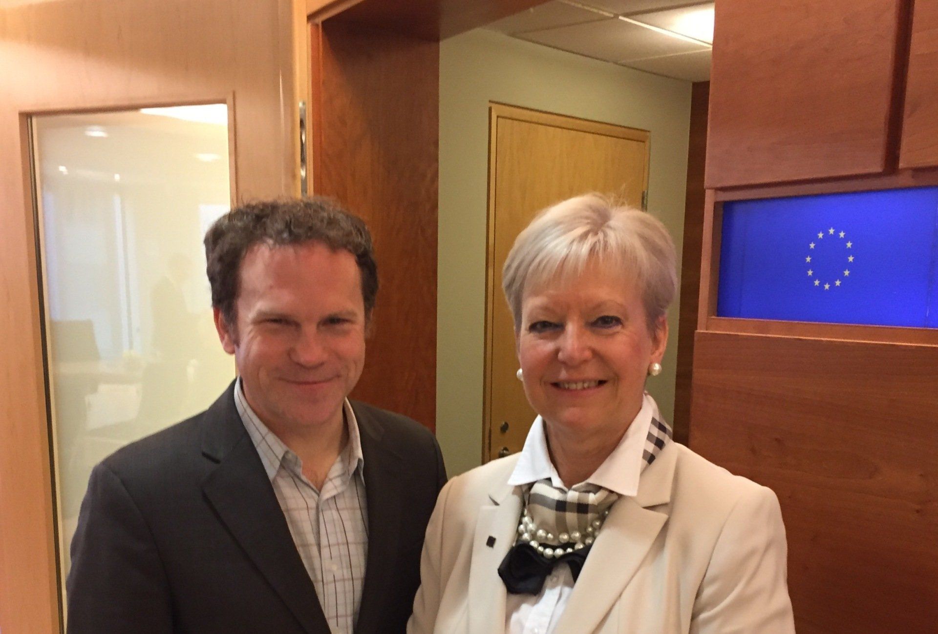 Ein Mann und eine Frau stehen nebeneinander in einem Raum