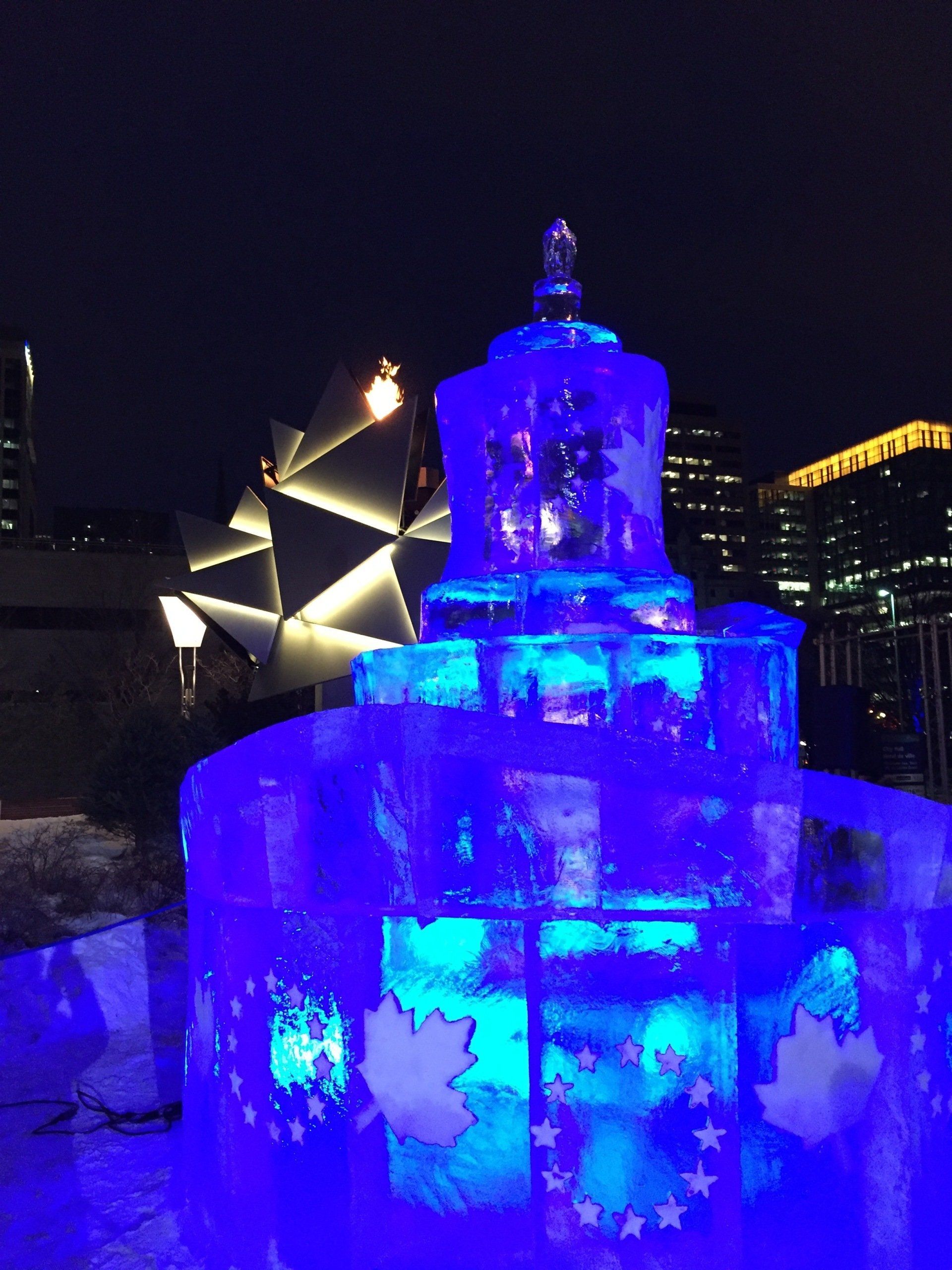 Ein Brunnen aus Eis ist nachts beleuchtet