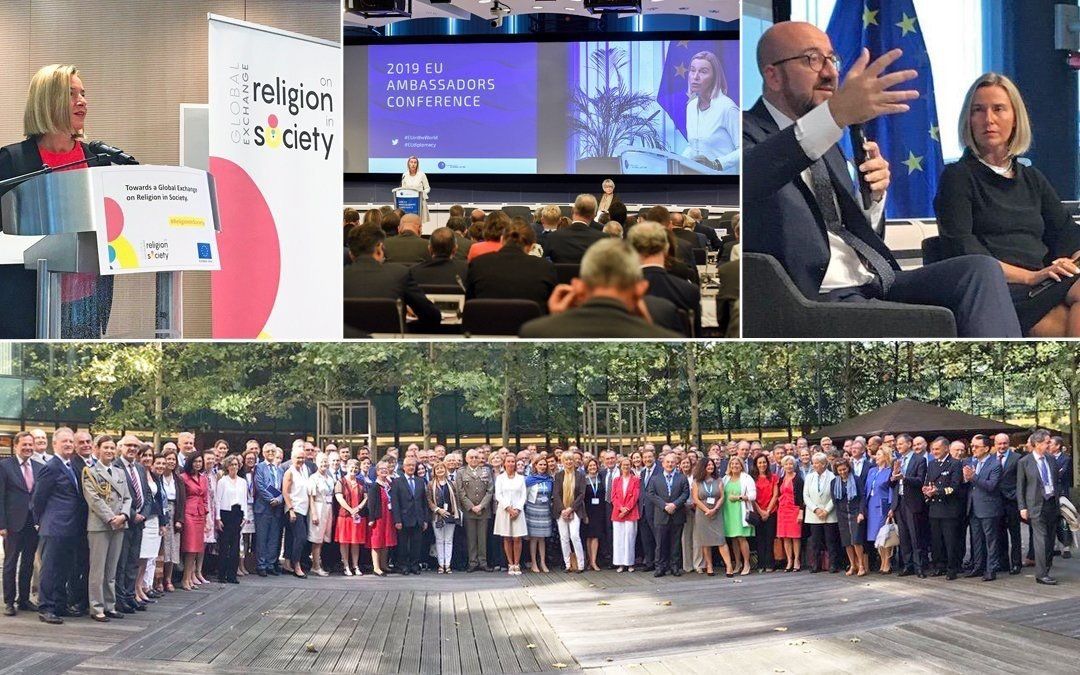 Eine Gruppe von Menschen steht vor einem Podium mit einem Schild mit der Aufschrift „Erster Blick“ darauf.