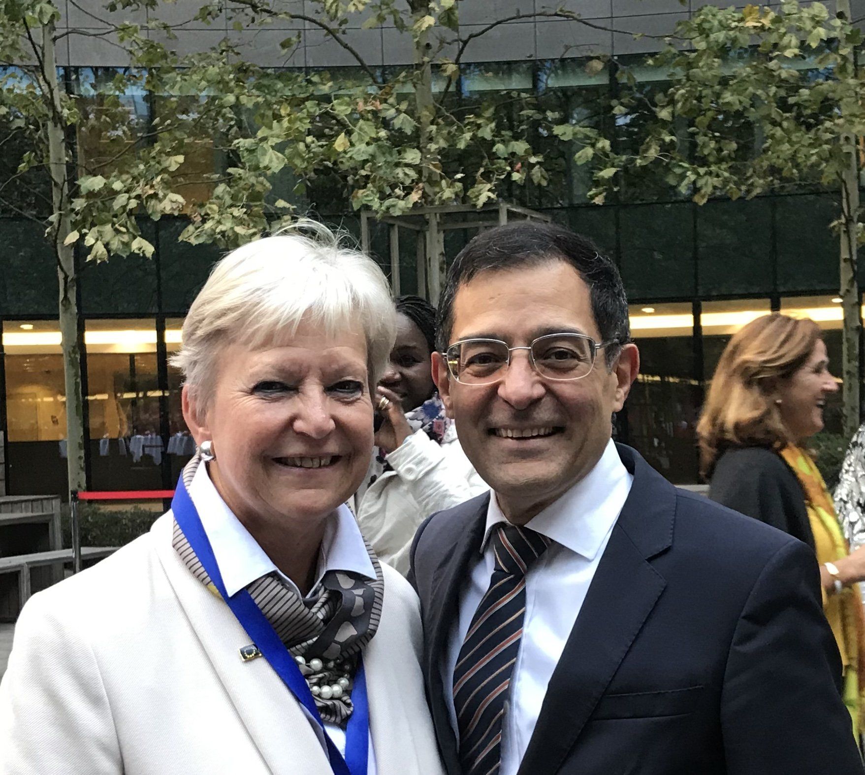 Ein Mann und eine Frau posieren für ein Foto vor einem Gebäude