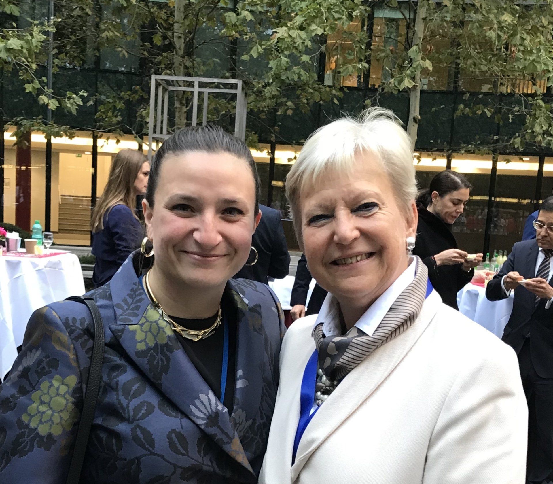 Zwei Frauen posieren für ein Foto und lächeln in die Kamera