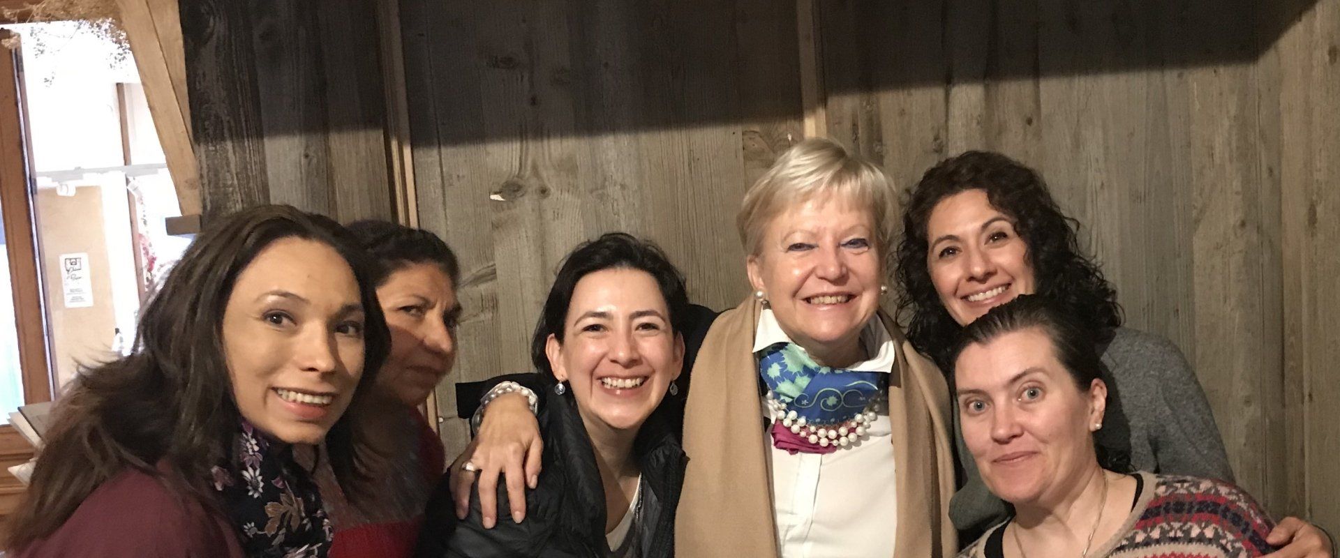 Eine Gruppe von Frauen posiert gemeinsam für ein Foto.