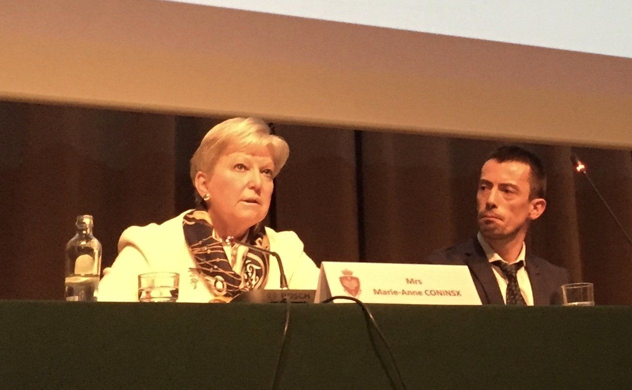 Eine Frau sitzt an einem Tisch mit einem Namensschild mit der Aufschrift Maria