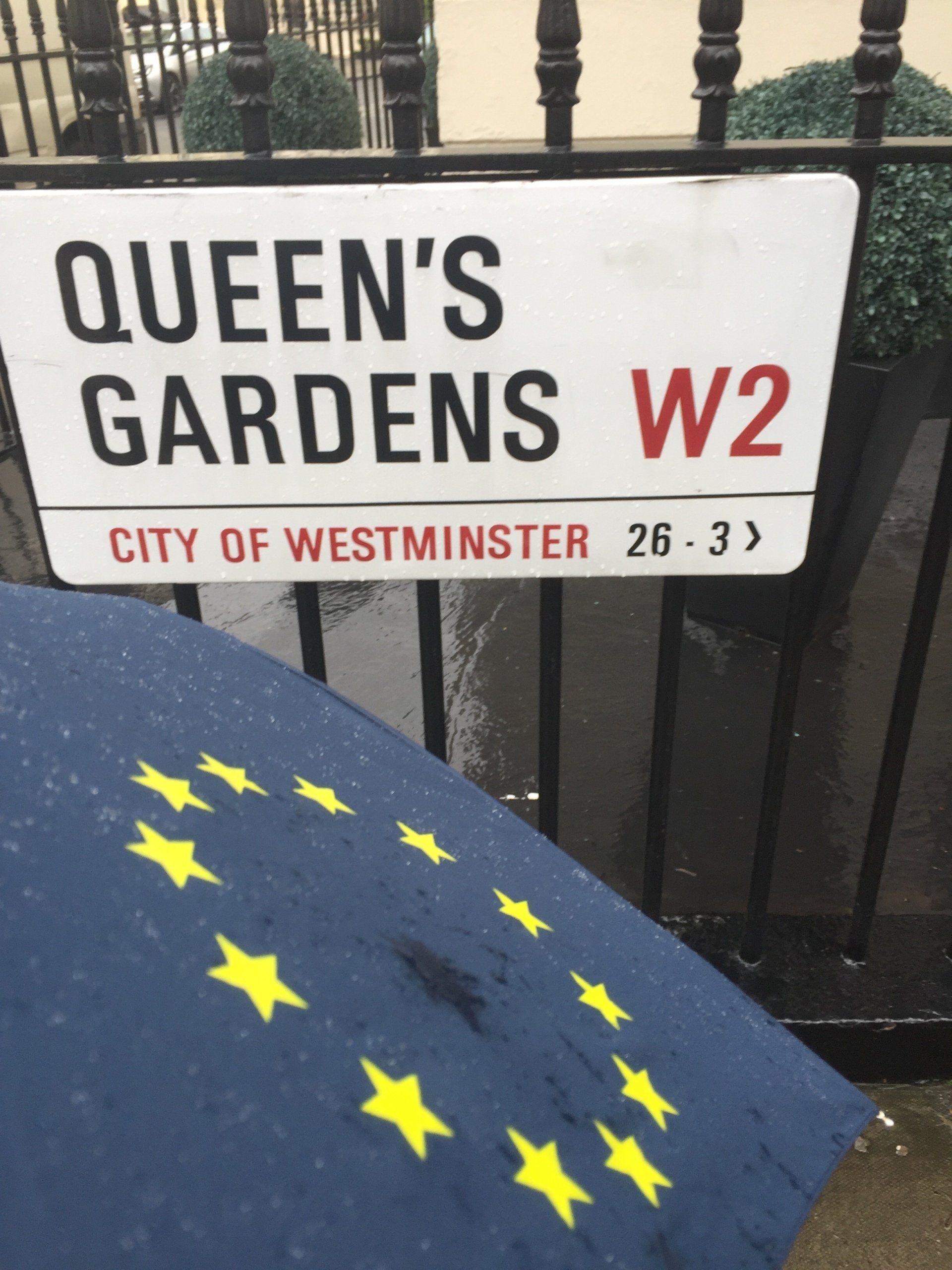 Ein Schild mit der Aufschrift „Queen's Gardens W2“