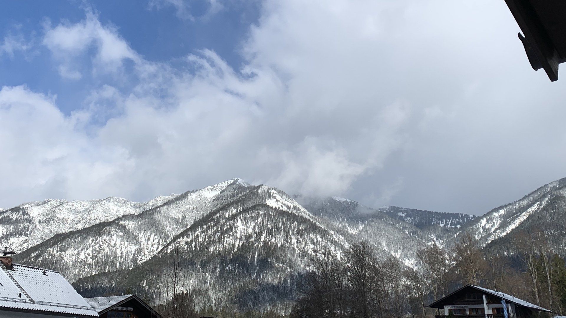 Eine schneebedeckte Bergkette mit einem blauen Himmel im Hintergrund