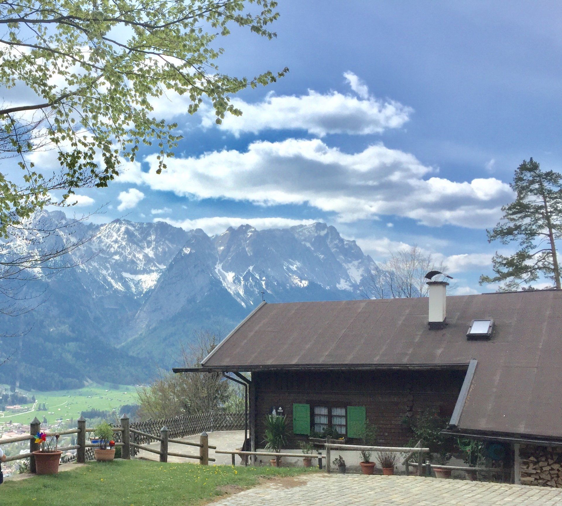 Ein Haus mit Blick auf die Berge im Hintergrund