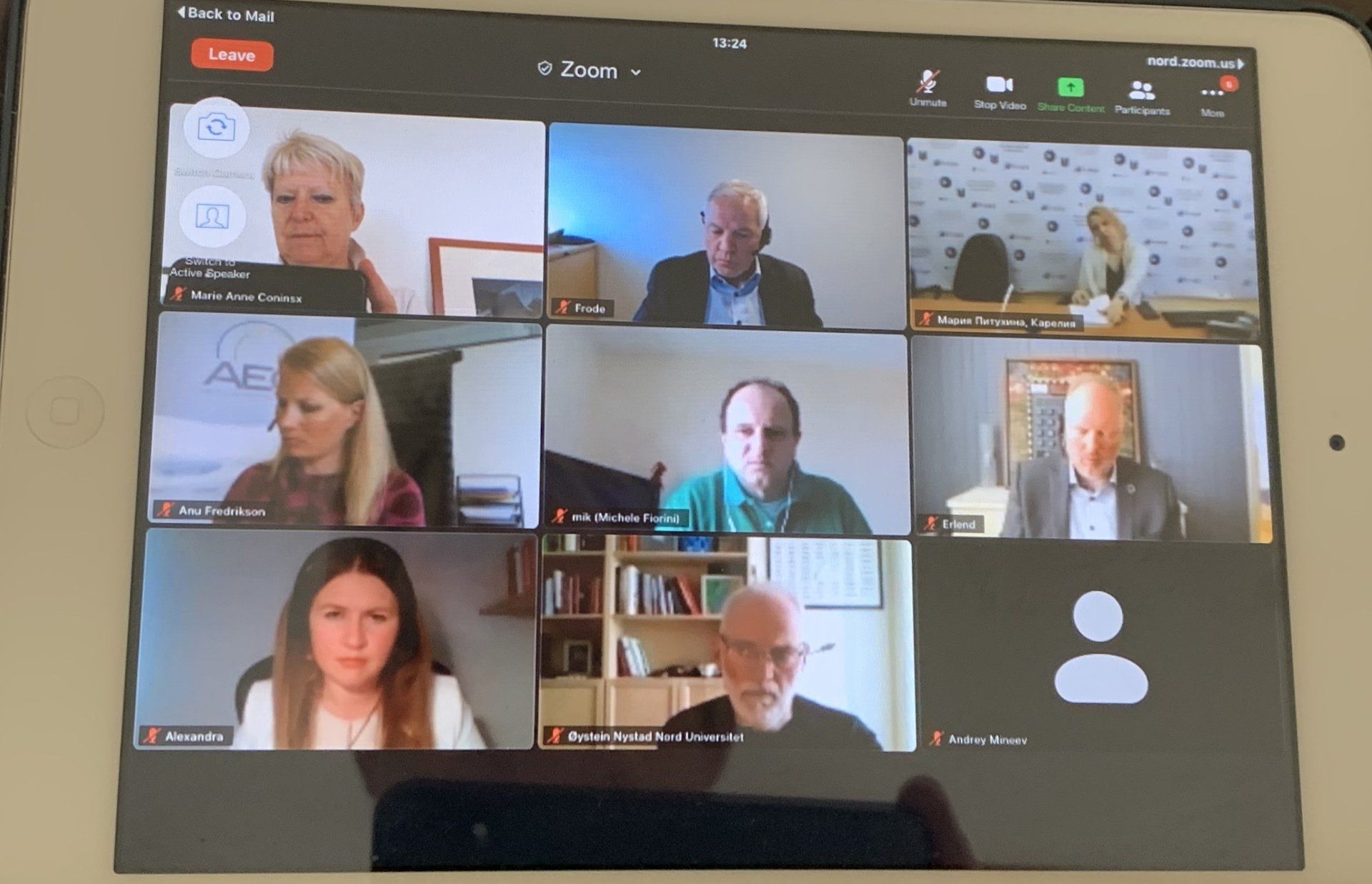 Eine Gruppe von Personen führt einen Videoanruf über ein Tablet.