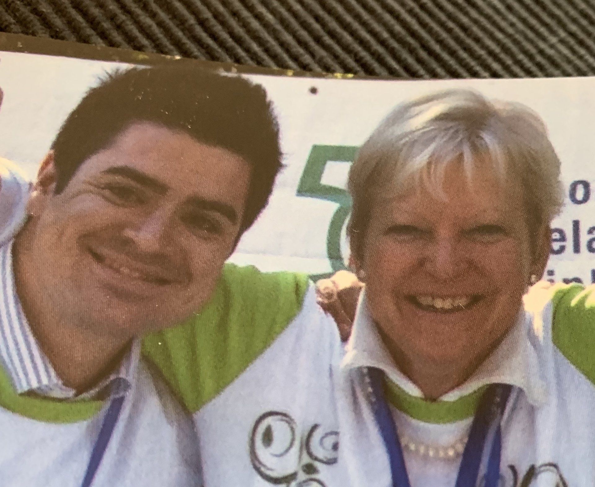 Ein Mann und eine Frau posieren für ein Foto vor einem Schild mit der Aufschrift 5