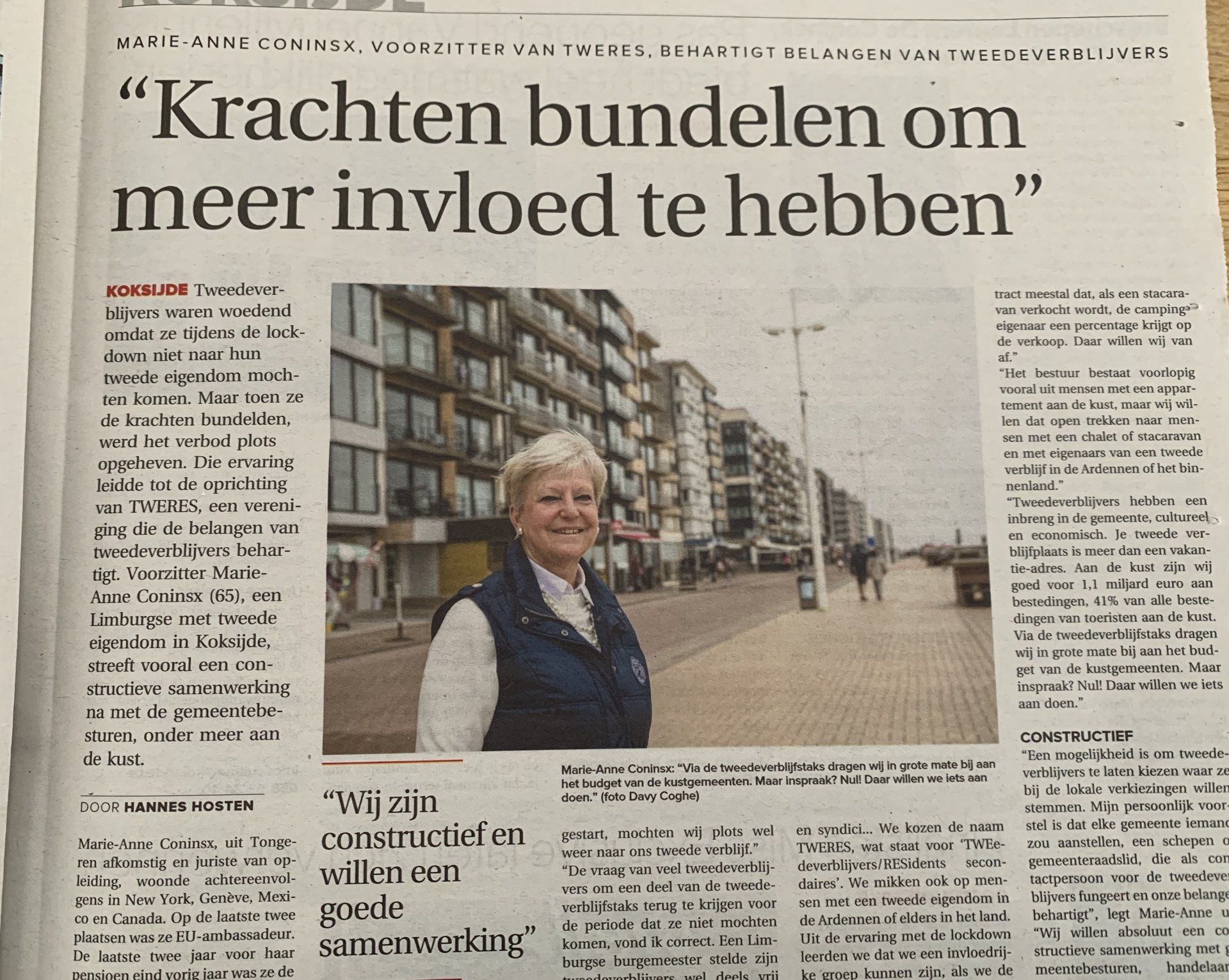 Eine Zeitung mit einem Bild einer Frau und der Überschrift „Mit vereinten Kräften mehr Einfluss haben“