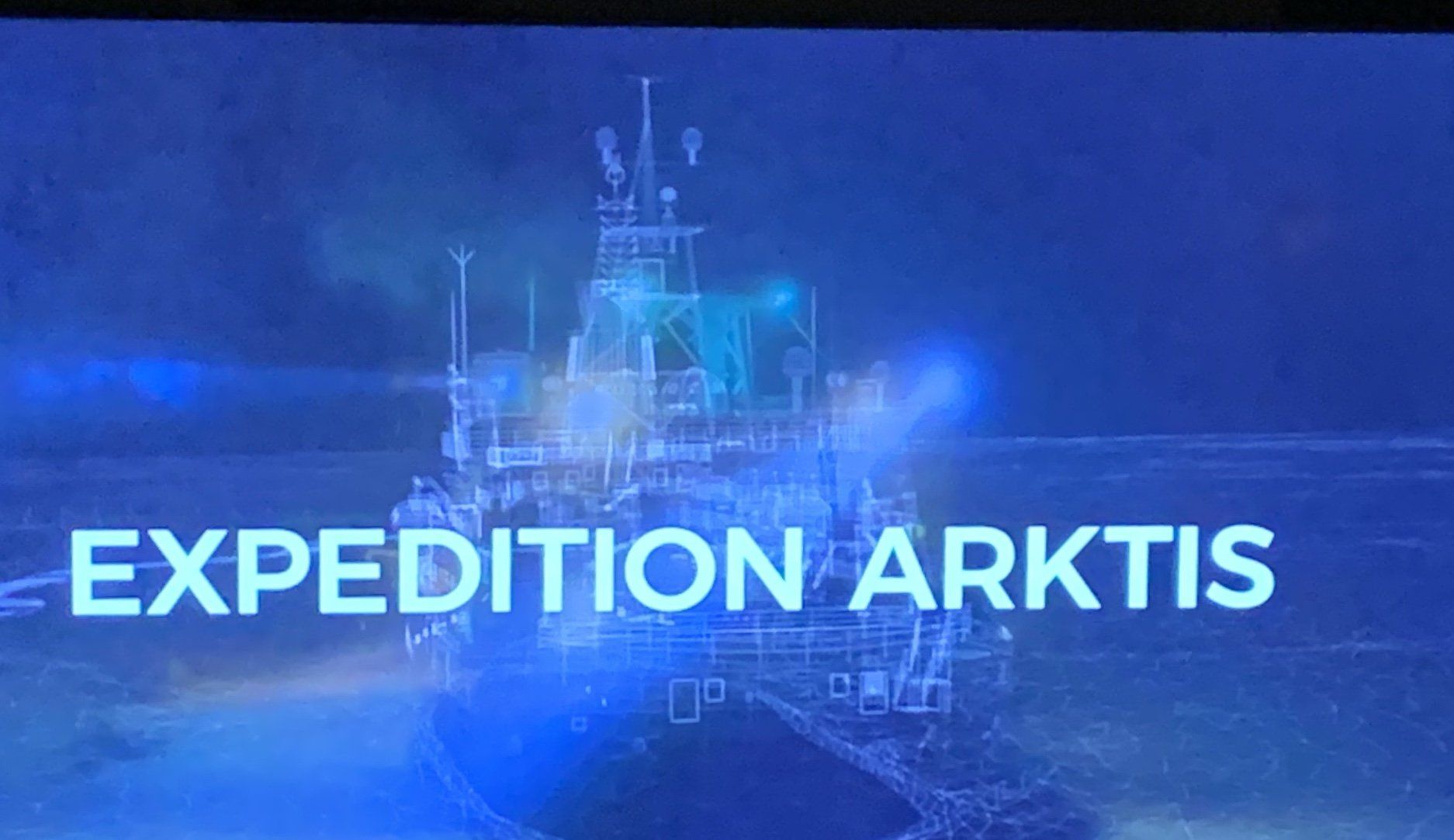 Das Wort Expedition steht auf blauem Grund, im Hintergrund ist ein Schiff zu sehen.