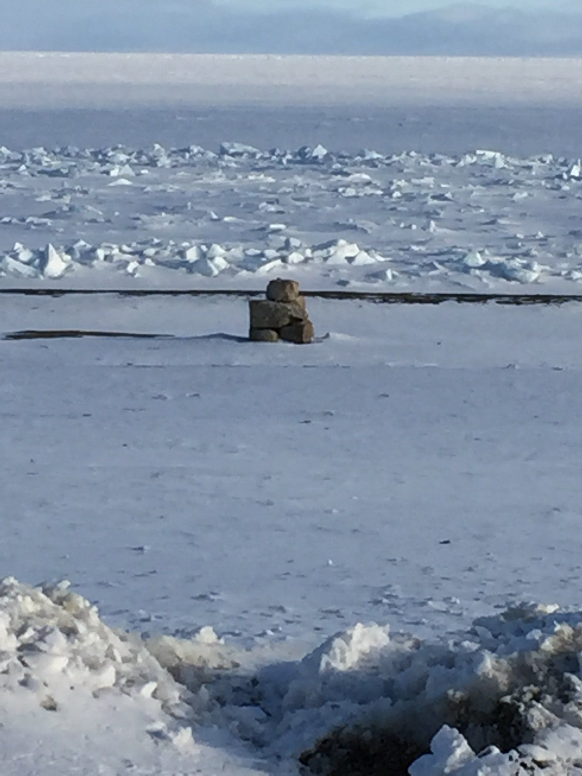 Eine große Wassermasse ist mit Schnee und Eis bedeckt.