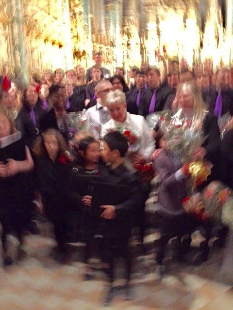 Ein verschwommenes Bild einer Gruppe von Menschen, die Blumen halten