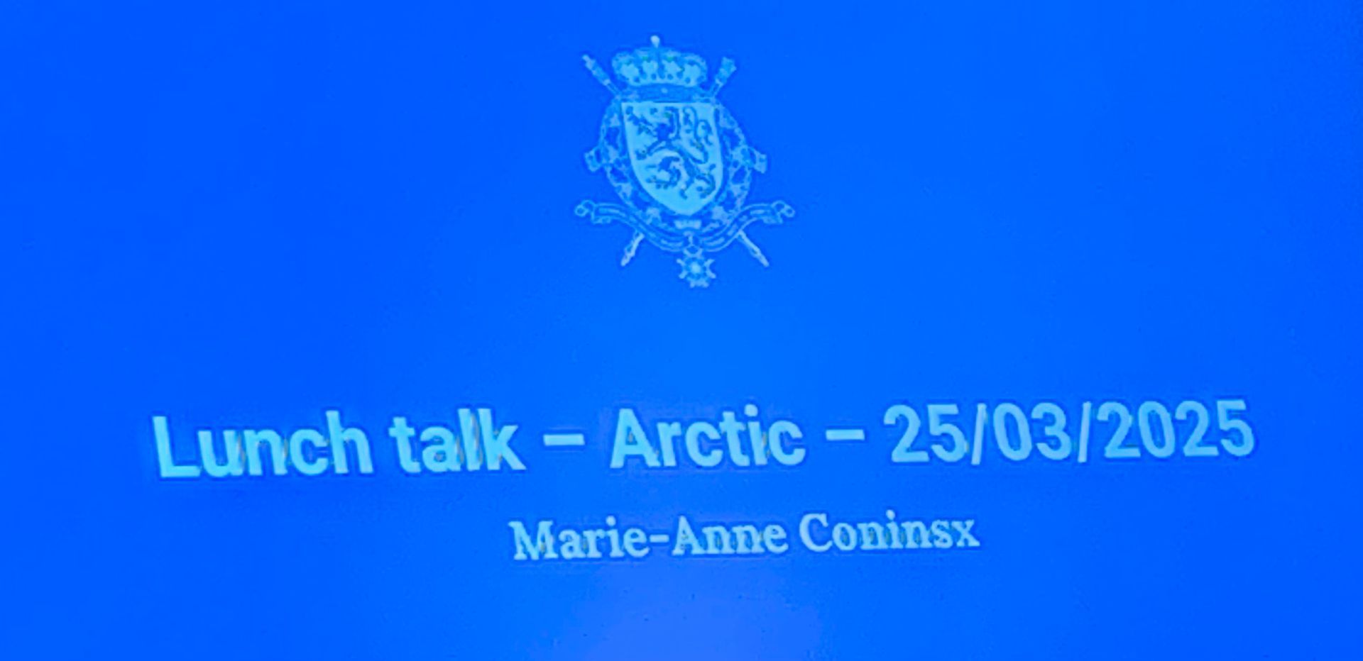 Ein blaues Schild mit der Aufschrift „Lunch Talk Arctic“