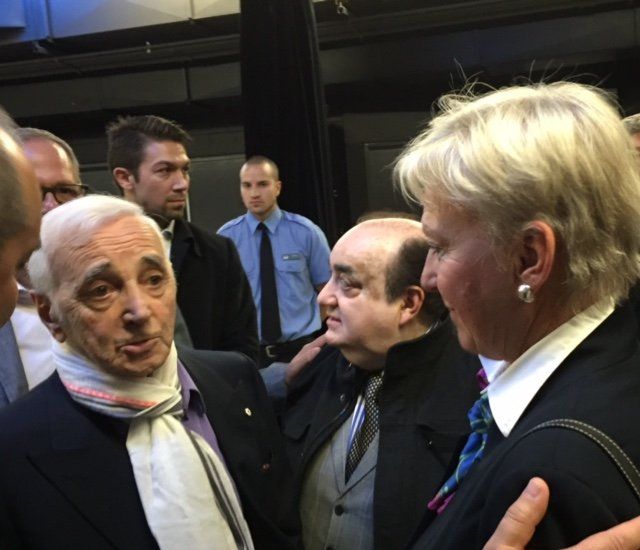 Ein Mann mit einem Verband auf dem Kopf spricht mit einer Frau