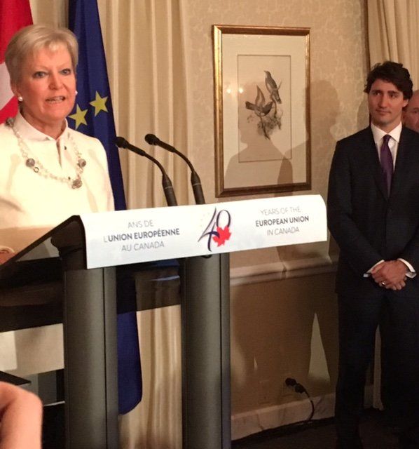 Eine Frau steht an einem Podium mit der Nummer 40 darauf