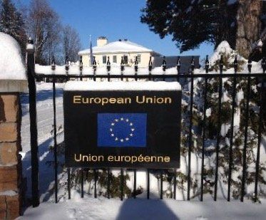 Ein Schild mit der Aufschrift Europäische Union Union Europeenne