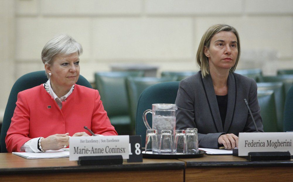Zwei Frauen sitzen an einem Tisch mit einem Schild mit der Aufschrift „Marie-Anne Goinsy“