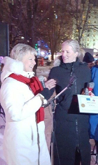 Zwei Frauen stehen nebeneinander und eine hält ein Mikrofon