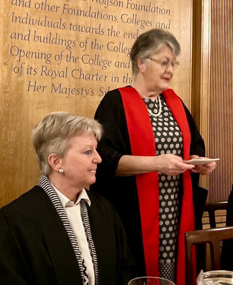 Eine Frau im roten Gewand hält eine Rede