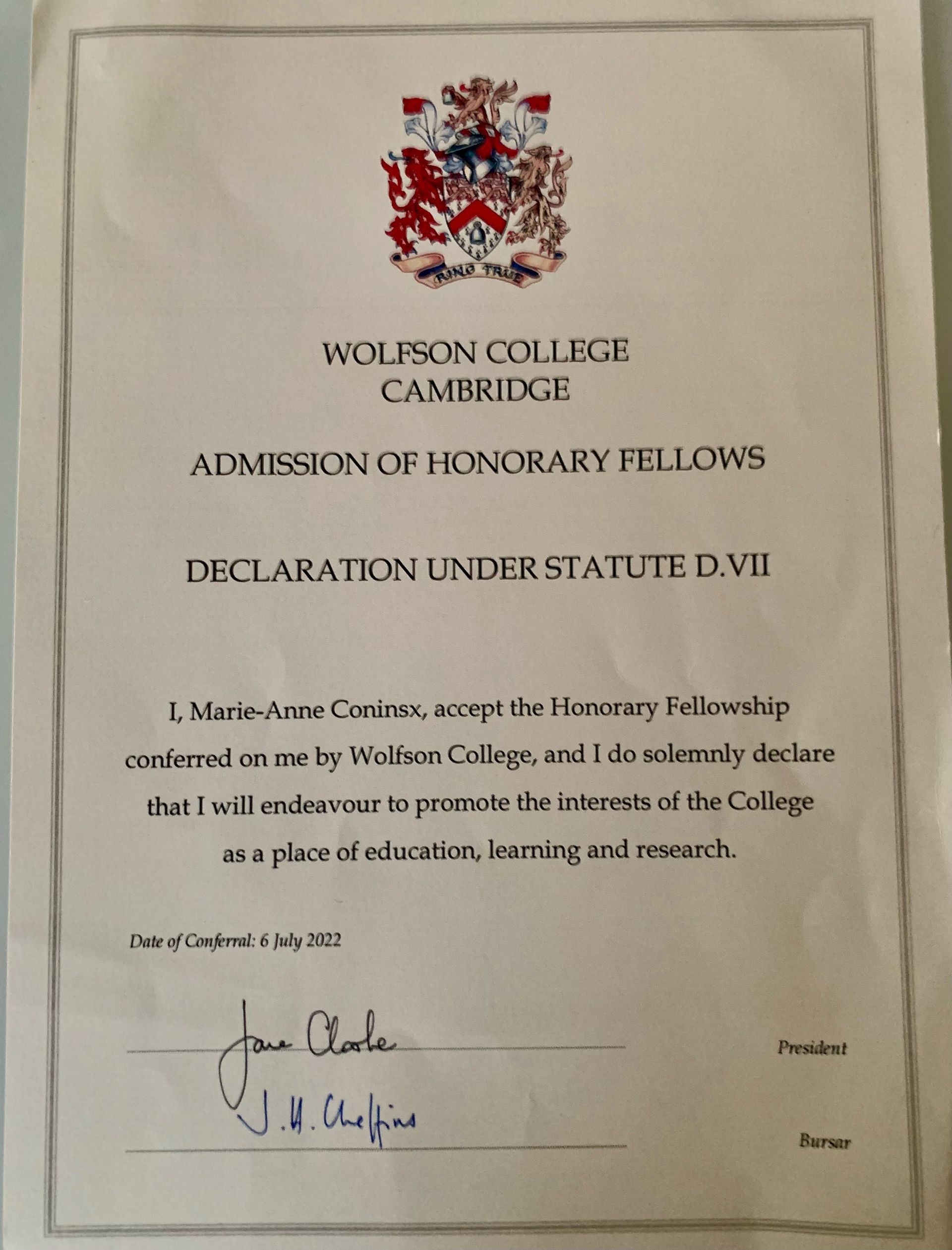 Ein Zertifikat mit der Aufschrift Wolfson College Cambridge
