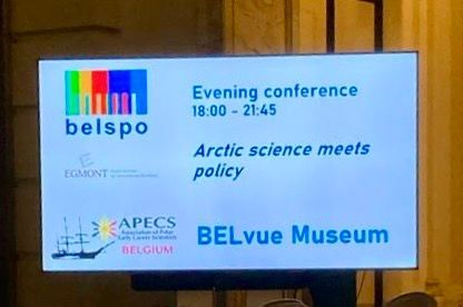 Auf einer großen Leinwand wird eine Präsentation zum Thema „Arktiswissenschaft trifft Politik“ gezeigt.