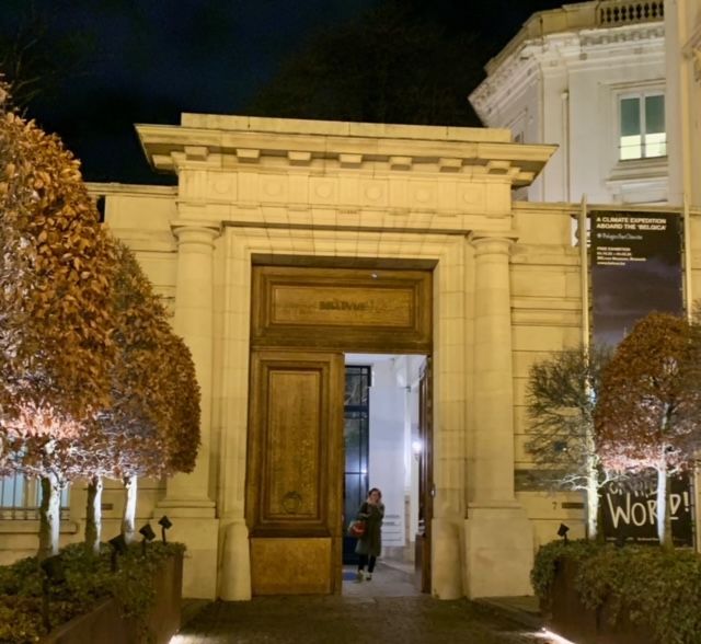 Ein Gebäude mit einem Schild, auf dem Wolf steht