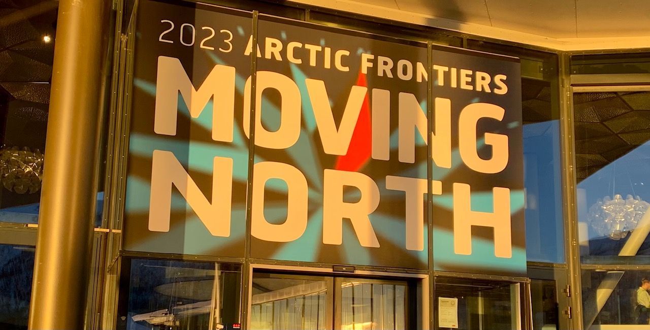 Ein Schild mit der Aufschrift „2023 arktische Grenzen bewegen sich nach Norden“