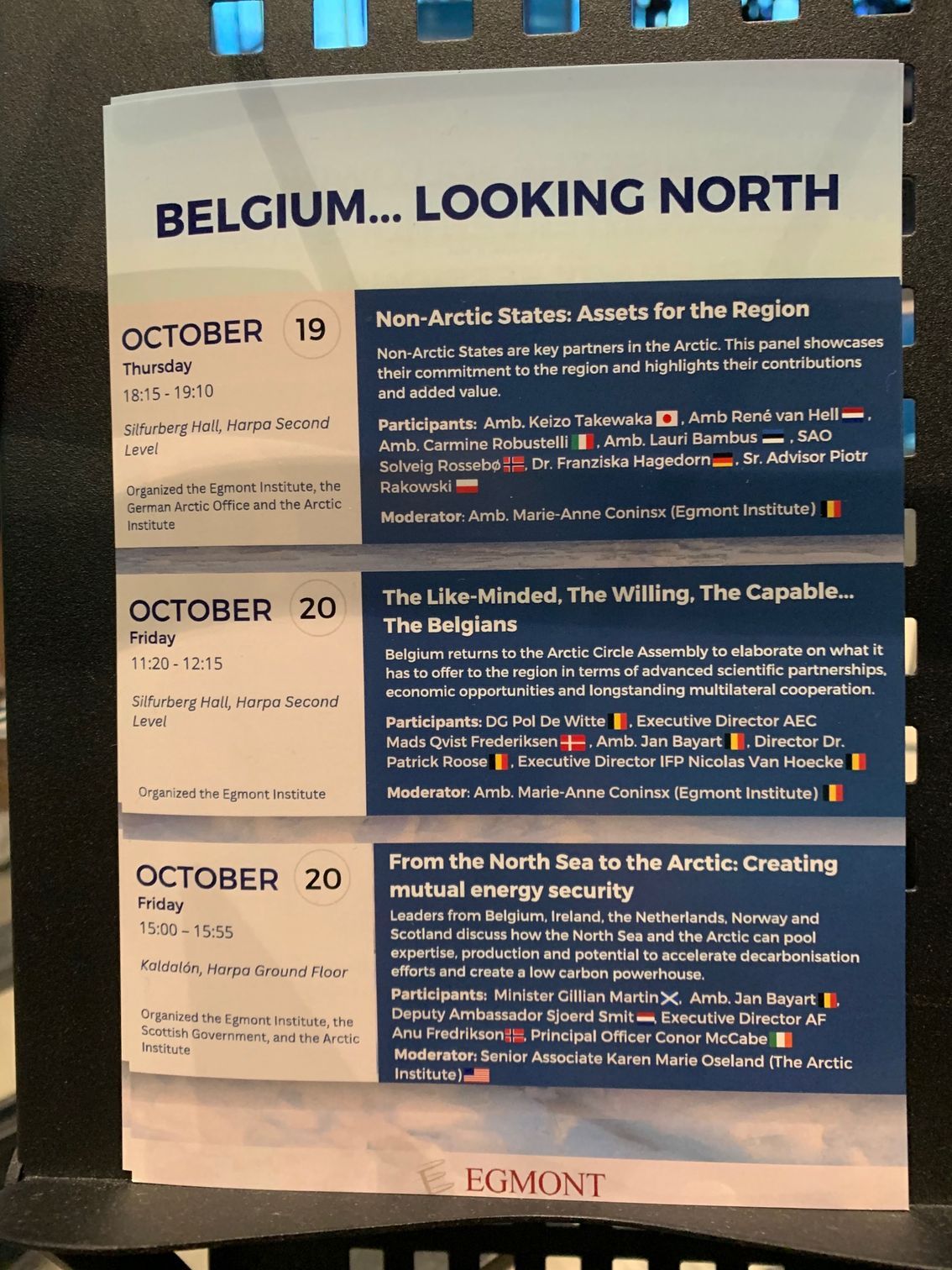 Ein Schild mit der Aufschrift „Belgien“ mit Blick nach Norden