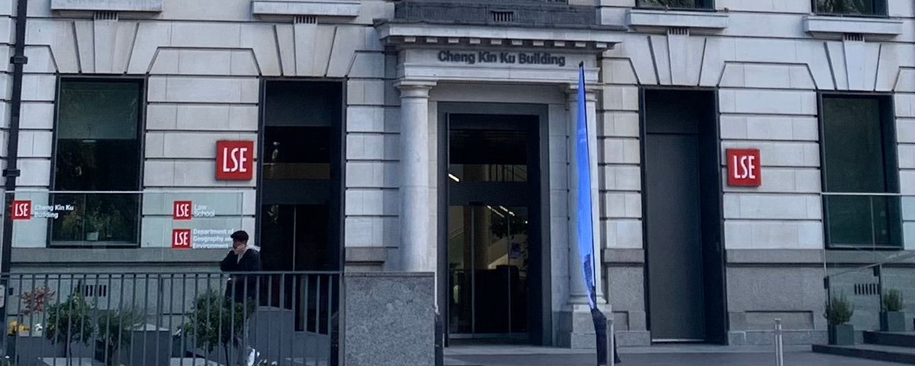 Ein Gebäude mit einem Schild mit der Aufschrift „lse“ darauf