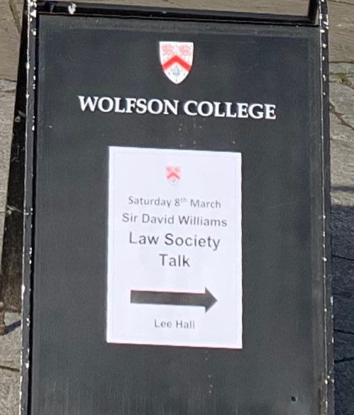 Ein schwarzes Schild mit der Aufschrift Wolfson College
