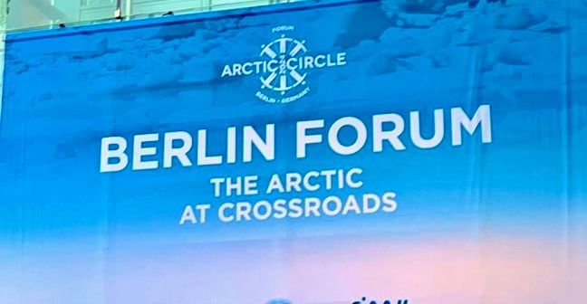 Ein blaues Schild mit der Aufschrift „Berlin Forum The Arctic“ an der Kreuzung
