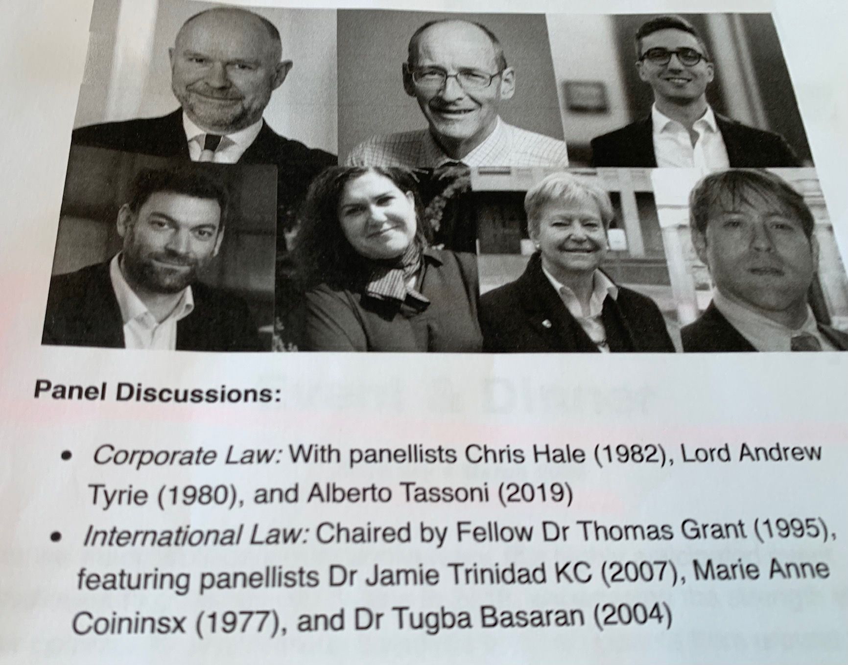 Ein Schwarzweißfoto eines Panels, das über Gesellschaftsrecht diskutiert