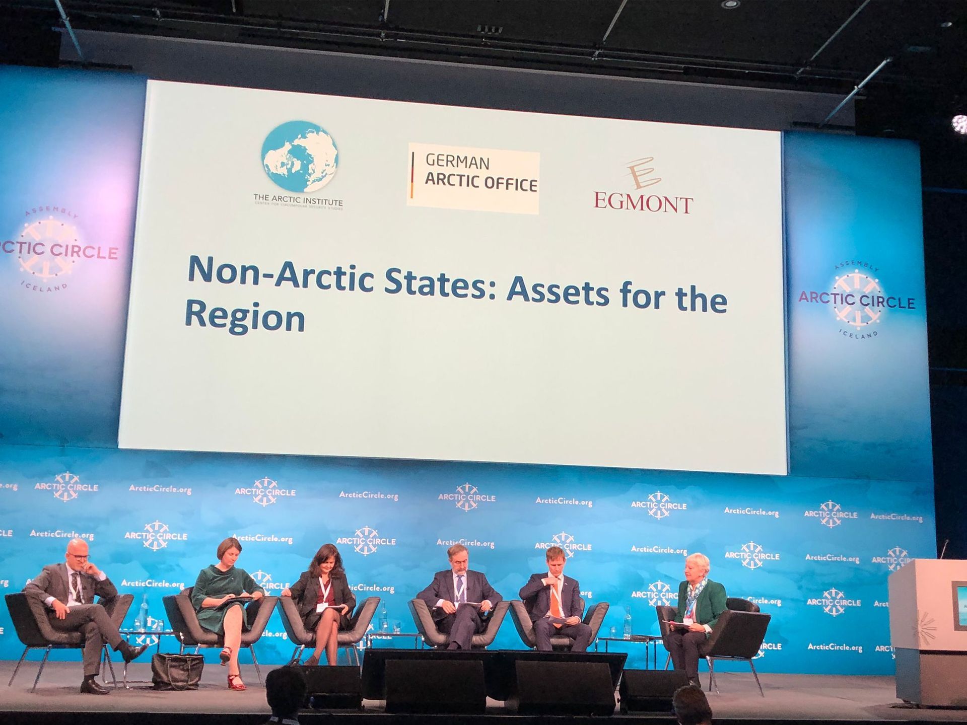 Eine Gruppe von Menschen sitzt vor einem großen Bildschirm „Vermögenswerte der nicht-arktischen Staaten für die Region“