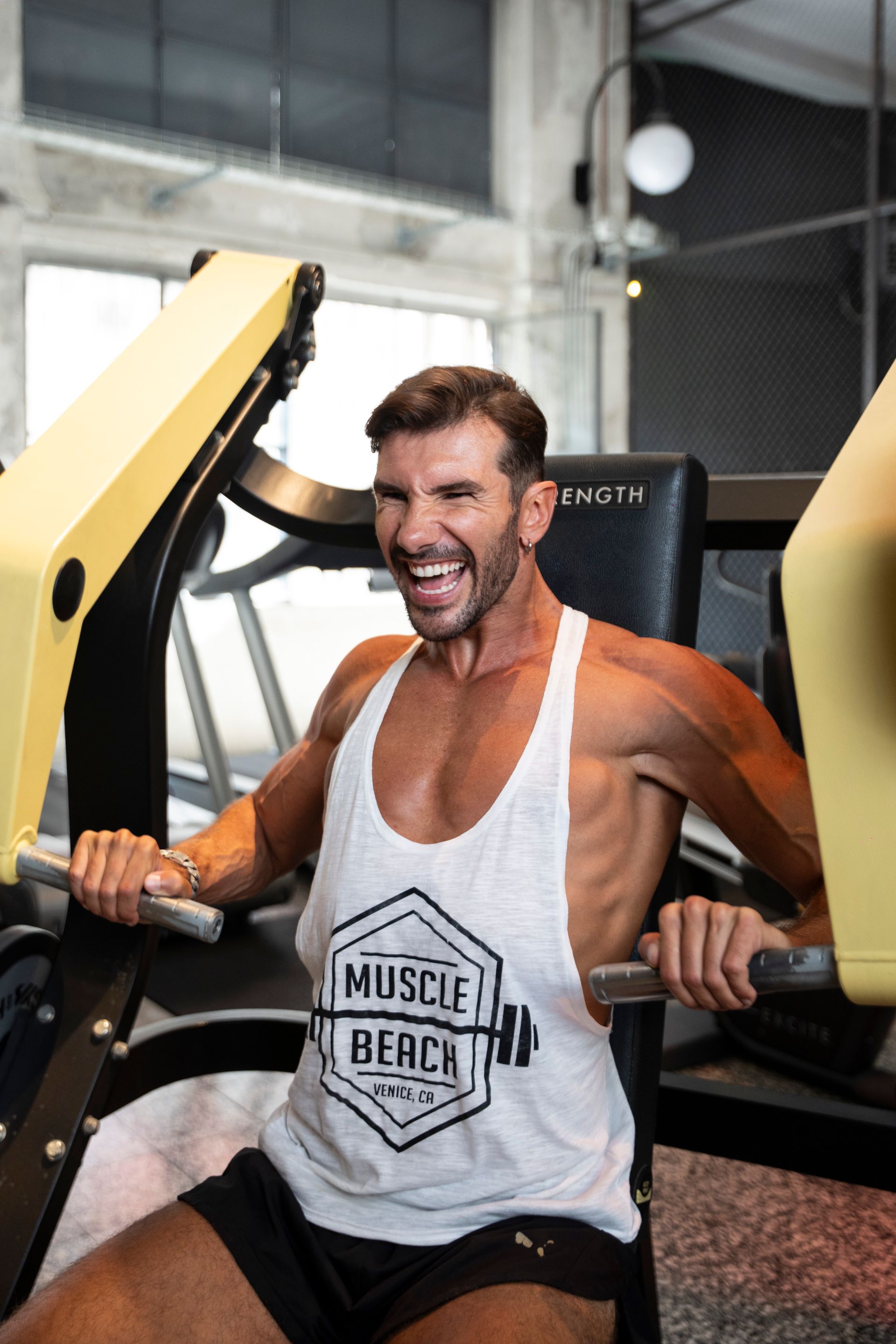 Un uomo sta sollevando un manubrio in palestra.