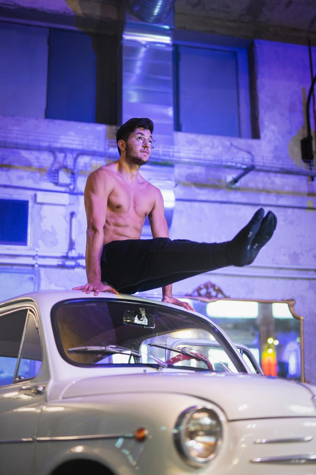 Un uomo sta facendo una trazione su una sbarra in una palestra.