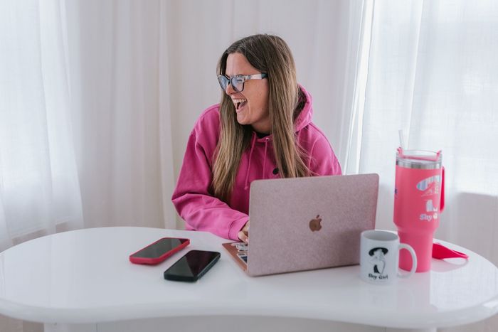 Supportive online community for new UK webcam models